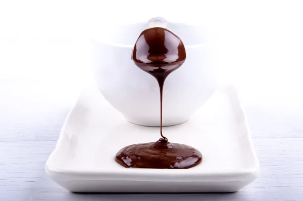 Flux de chocolat fondu sur un praliné — Photo