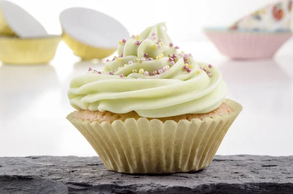 Cupcake with lime butter cream — Stock Photo, Image