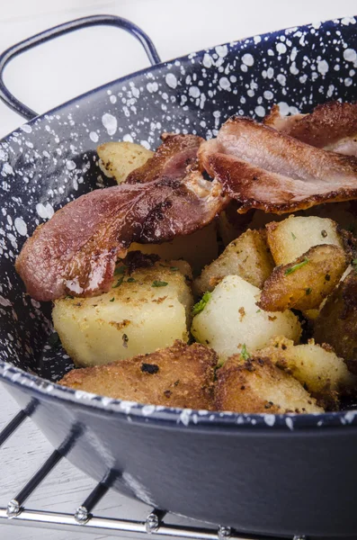 Smażone ziemniaki z boczkiem na patelni — Zdjęcie stockowe