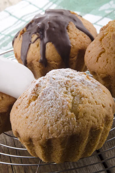 Selezione di muffin su una teglia — Foto Stock