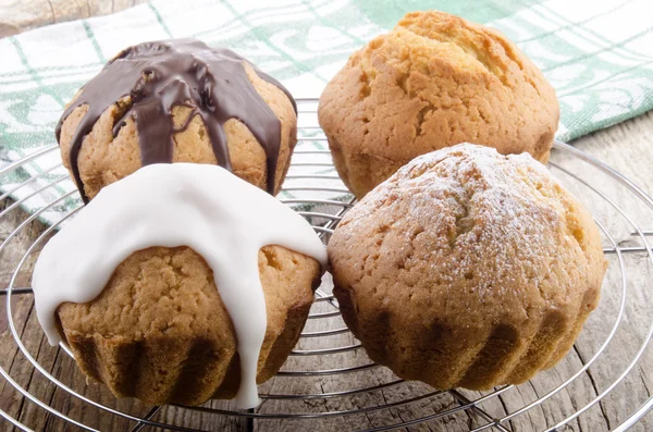 Výběr muffiny na pečení stojanu — Stock fotografie