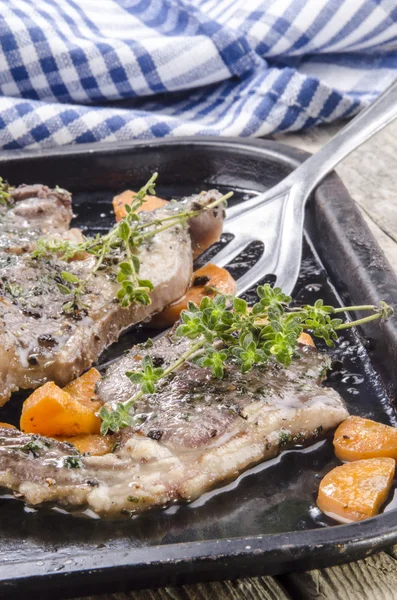 Lammkoteletts und Karotten frisch aus dem Ofen — Stockfoto