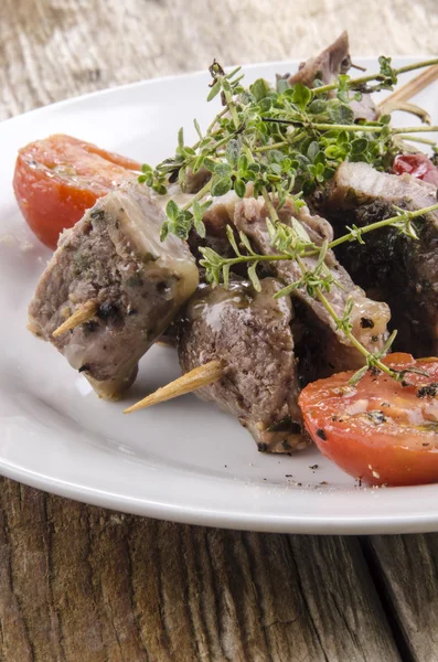 Lamb kebab with thyme and tomato — Stock Photo, Image