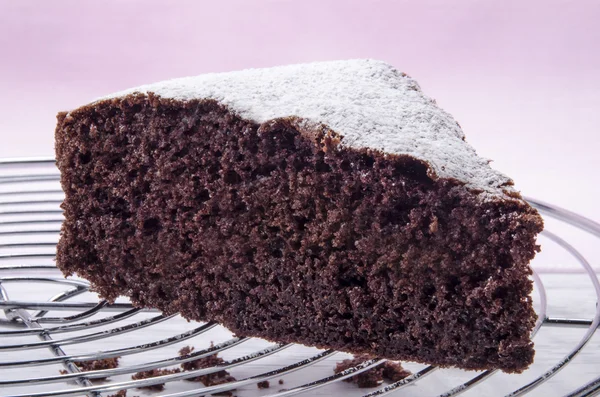 Chocolate cake sprinkled with icing sugar — Stock Photo, Image