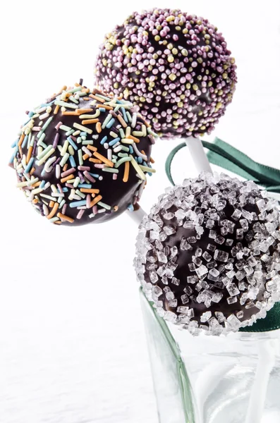 Kek ile renkli sprinkles pop — Stok fotoğraf