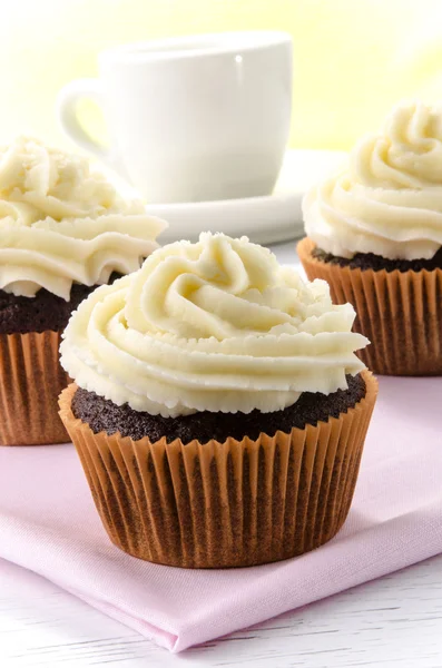 Chocolade cupcake met citroen botterroom — Stockfoto