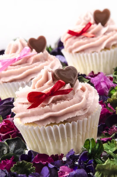 Valentine cupcake with heart and bow — Stock Photo, Image