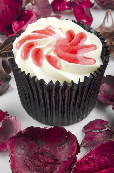 Cupcake met aardbeien siroop — Stockfoto