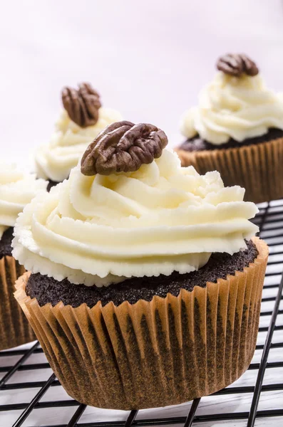 Hausgemachter Schokoladen-Cupcake mit Buttercreme — Stockfoto