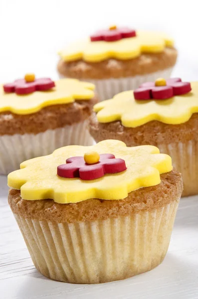 Cupcake avec fleur glaçante jaune — Photo