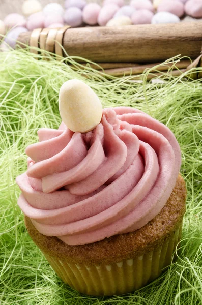 Rosa Cupcake mit Osterei — Stockfoto