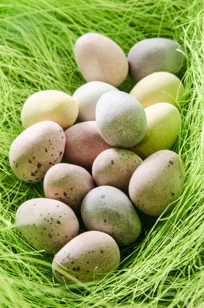 Пасхальні яйця в зеленому гнізді — стокове фото