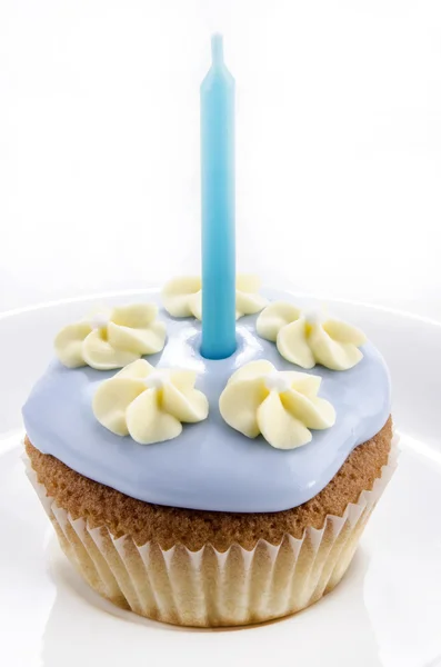 Cupcake med blå glasyr och blomma — Stockfoto