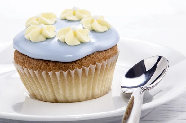 Cupcake with blue icing decoration — Stock Photo, Image