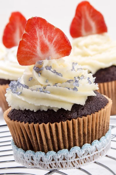 Vanille cupcake met organische aardbei — Stockfoto