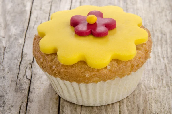 Cupcake with red icing flower — Stock Photo, Image