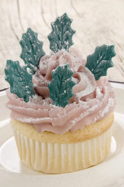 Cupcake com creme de manteiga rosa e folhas — Fotografia de Stock