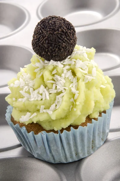 Lime cupcake with grated coconut — Stock Photo, Image