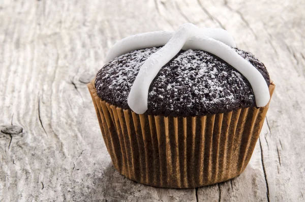 Chocolate cupcake with icing sugar — Stock Photo, Image