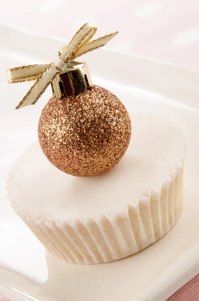 Cupcake met gouden bal van Kerstmis — Stockfoto