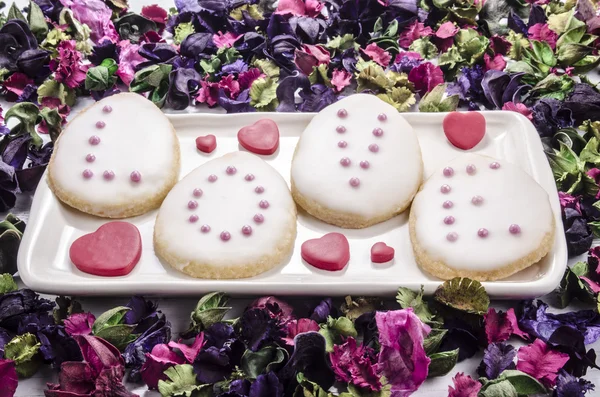 Biscoitos assados com cobertura e pérolas rosa — Fotografia de Stock