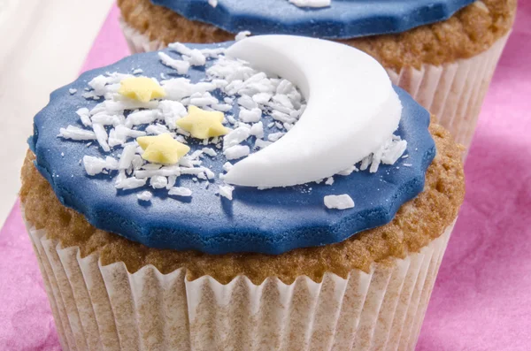 Cupcake com gelo azul e meia lua — Fotografia de Stock