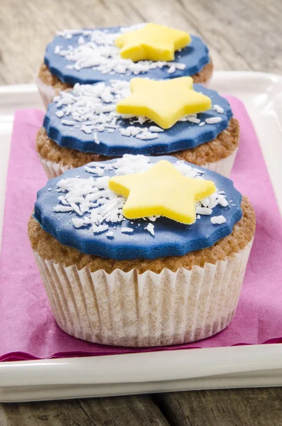 Кекс с голубой глазурью и желтой звездой — стоковое фото