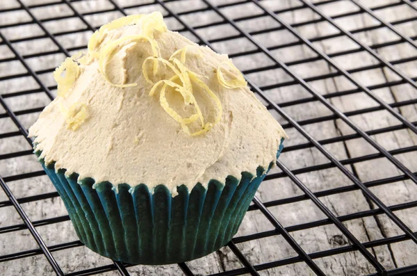 Cupcake with butter cream and lemon curls — Stock Photo, Image