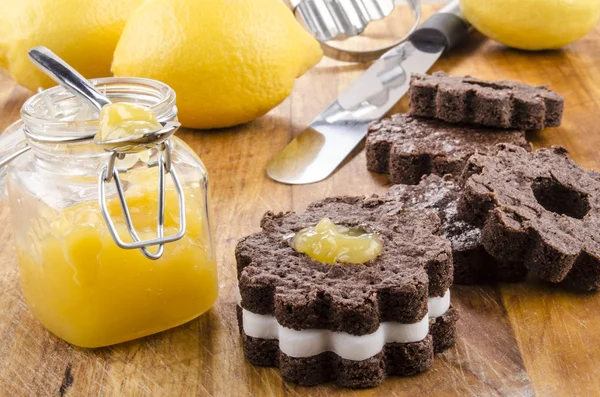 Biscuit au chocolat fait maison avec caillé de citron — Photo