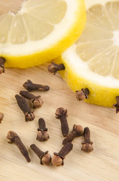 Slices of lemon studded with cloves — Stock Photo, Image