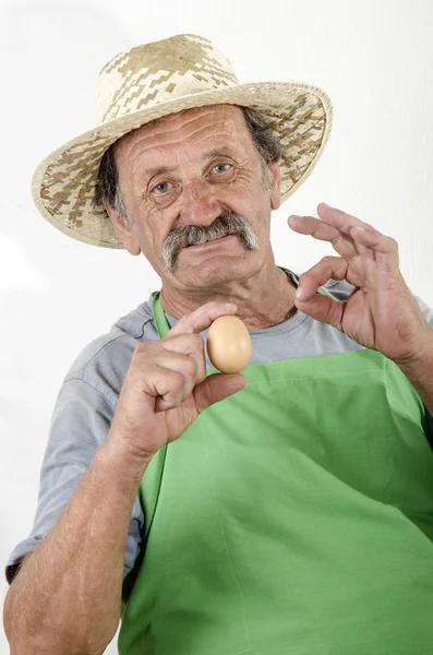 Agricultor orgânico um ovo em sua mão — Fotografia de Stock