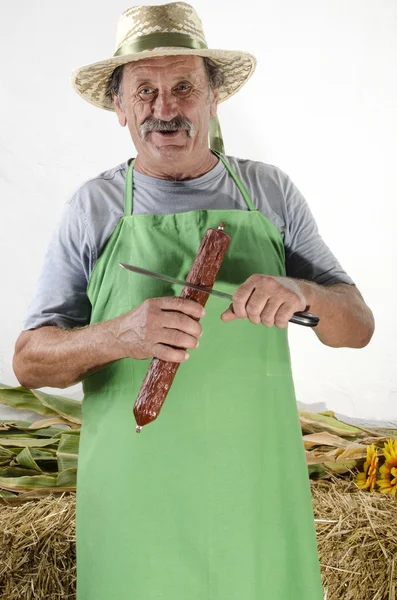 Agricoltore biologico che detiene un salame fatto in casa — Foto Stock