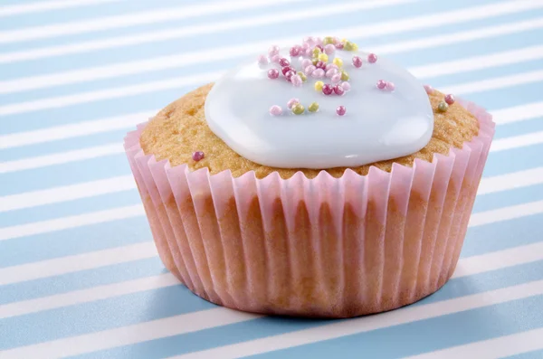 Vanilla cupcake with bright blue icing — Stock Photo, Image