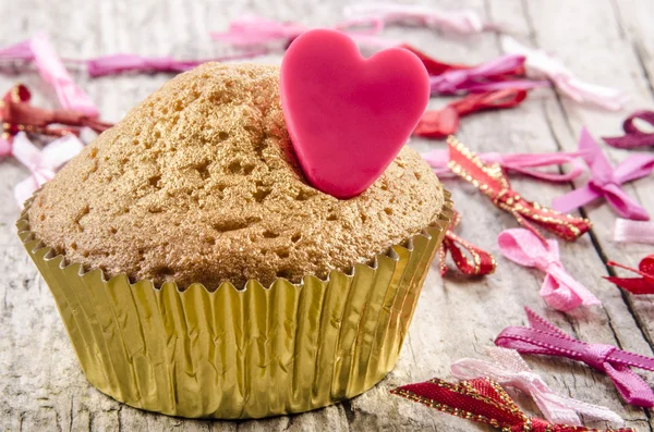 Bolo Valentim com coração vermelho — Fotografia de Stock