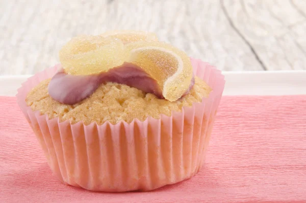 Vanilla cupcake with sweet wine gum — Stock Photo, Image