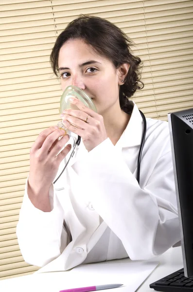 Membro da equipe médica segurando uma máscara de ventilação — Fotografia de Stock