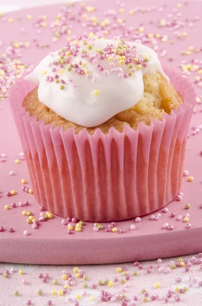 Cupcake with icing and colored sprinkles — Stock Photo, Image