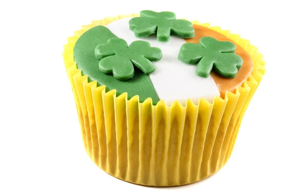 St patricks day cupcake with icing and shamrocks — Stock Photo, Image