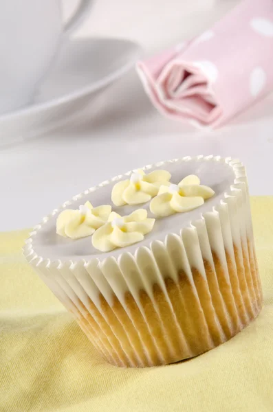 Cupcake with icing and flowers — Stock Photo, Image