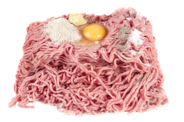 Gehakt vlees met ingrediënten om een meatloaf — Stockfoto