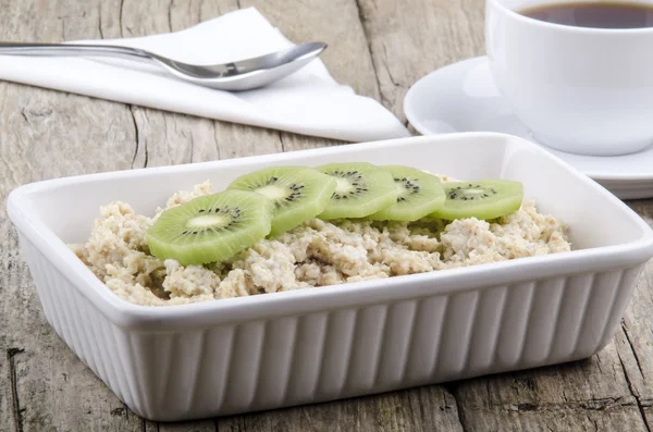 Porridge with kiwi slices — Stock Photo, Image
