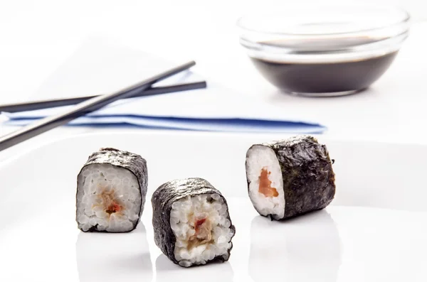 Sushi und braune Essstäbchen — Stockfoto