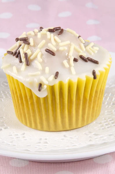 Cupcake with icing and sprinkles — Stock Photo, Image