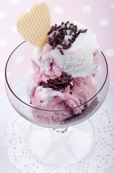 Gelato alla fragola e vaniglia — Foto Stock