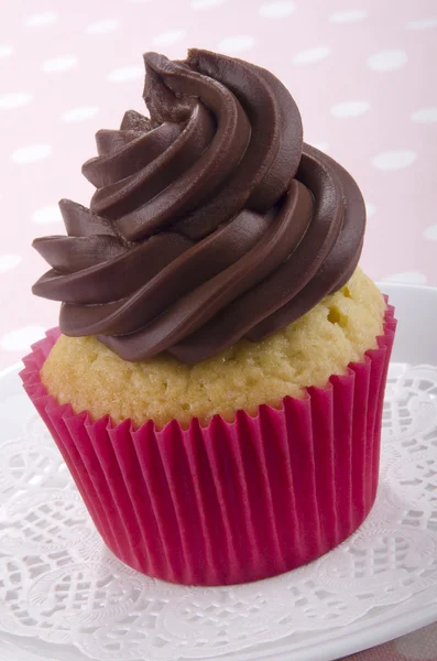 Cupcake à la vanille avec crème au beurre au chocolat — Photo