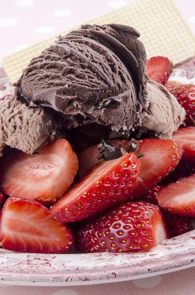 Gelato al cioccolato con fragole — Foto Stock