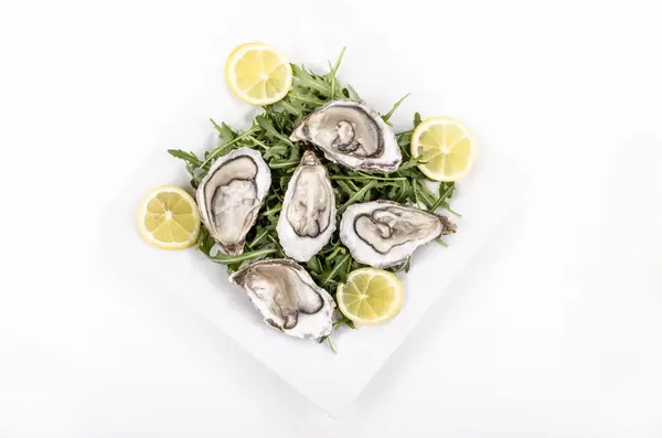 Piatto con fette di ostrica e limone — Foto Stock
