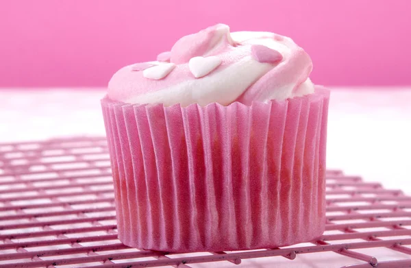 Cupcake com creme de manteiga branca e rosa — Fotografia de Stock