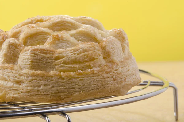 Ciasto francuskie na szafie chłodniczej — Zdjęcie stockowe