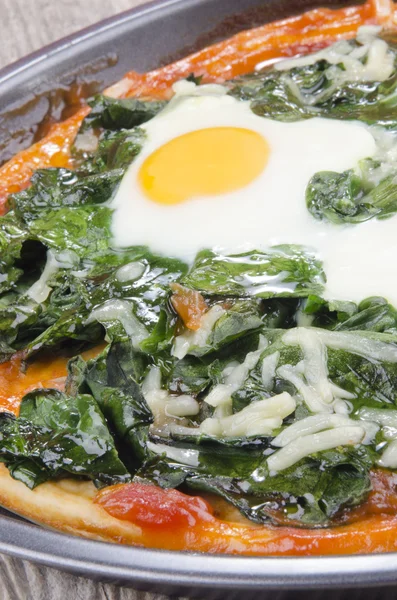 Pizza with spinach and fried egg — Stock Photo, Image